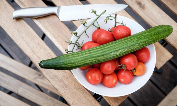 Чем отличаются тепличные помидоры и огурцы от выращенных в грунте, объясняет гастроэнтеролог