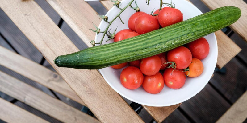 Чем отличаются тепличные помидоры и огурцы от грунтовых, объяснила гастроэнтеролог