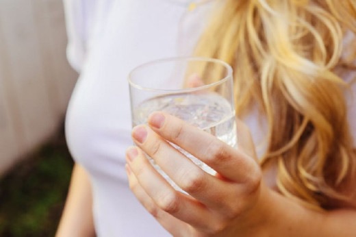 Эндокринолог Яцишина: недостаточное питье воды мешает избавляться от лишнего веса