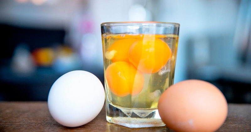 Есть ли польза от употребления сырых яиц натощак: врачи объясняют
