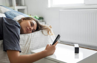 Иначе заработаете грыжу: как правильно «сидеть» в телефоне, когда лежишь — объясняет врач