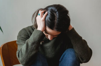 «Как будто в уши льют горячую лаву»: из-за редкого заболевания мама не может слышать смех своих детей