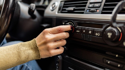 ЛОР указал на последствия громкого прослушивания музыки в машине