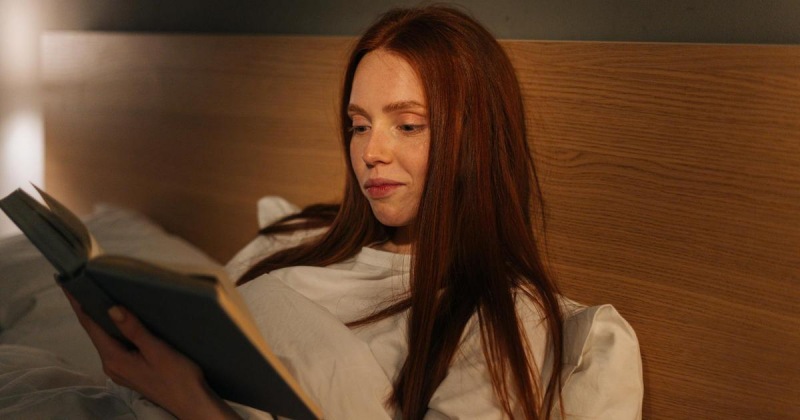 Сон на животе, чтение в постели и еще 3 незаметные привычки, которые вредят шее