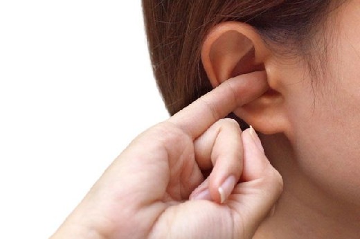 Терапевт рассказала, как правильно почистить уши и не оглохнуть
