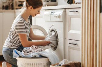 «Уберите порошок и возьмите это»: как стирать полотенца, чтобы вернуть им мягкость и приятный запах