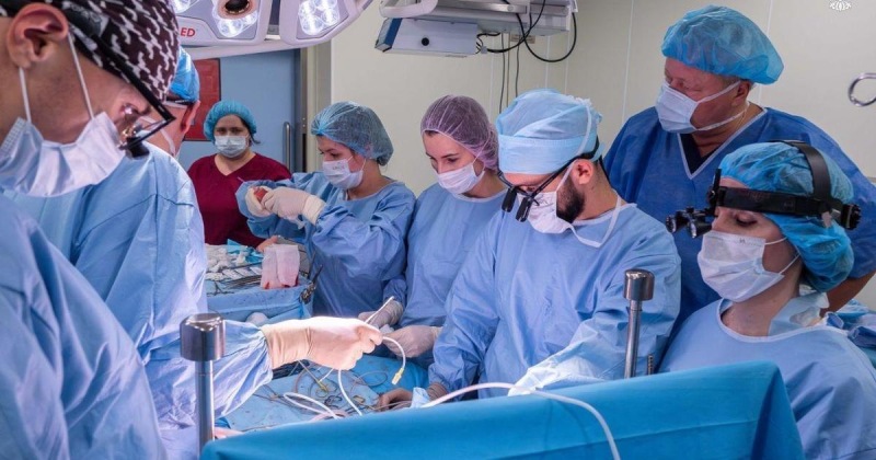 10-месячному ребенку была произведена трансплантация печени, и у его дяди удалили часть печени