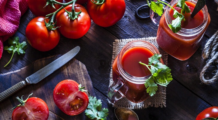 Чем полезен томатный сок для организма женщины и мужчины