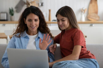 Что безопаснее для юных девушек — тампоны или прокладки? Объясняет врач