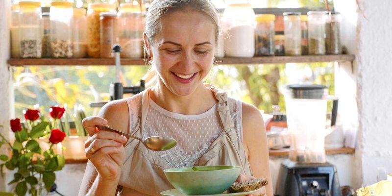 Диетолог Чехонина рассказала, чем заменить кефир и салат на ужин, чтобы похудеть