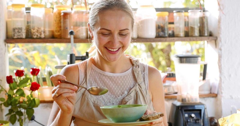 Диетолог Чехонина рассказала, как похудеть, заменив ужин кефиром и салатом