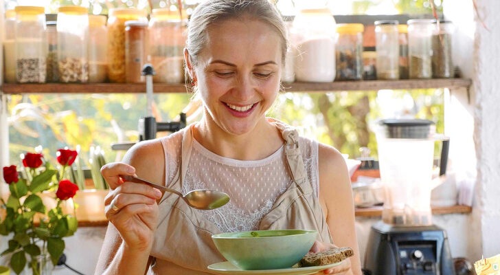 Диетолог Чехонина рассказала, чем заменить кефир и салат на ужин, чтобы похудеть