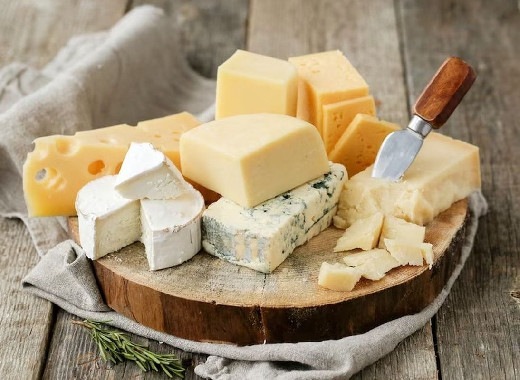 Диетолог Игнатикова: желтый сыр вреден при гипертонии и болезнях почек