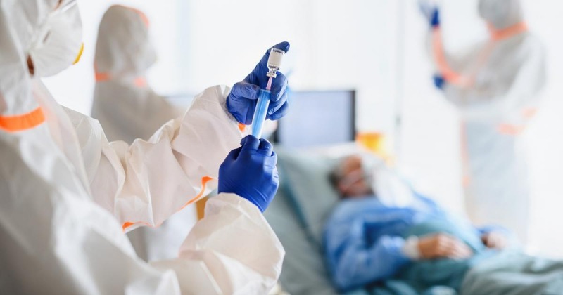 Голландский пенсионер умер через 613 дней после заражения коронавирусом, вакцинация не подействовала