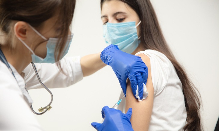 ‘И можно заразиться’: доктор Дадашева отвечает на 3 часто задаваемых вопроса о прививках для взрослых