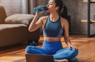 Инструктор ЛФК показал легкую разминку для ног при сидячей работе (видео)