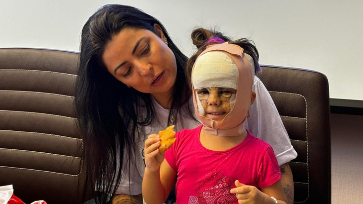 «Я избегала этого любой ценой»: мать девочки в маске Бэтмена рассказала о первой операции