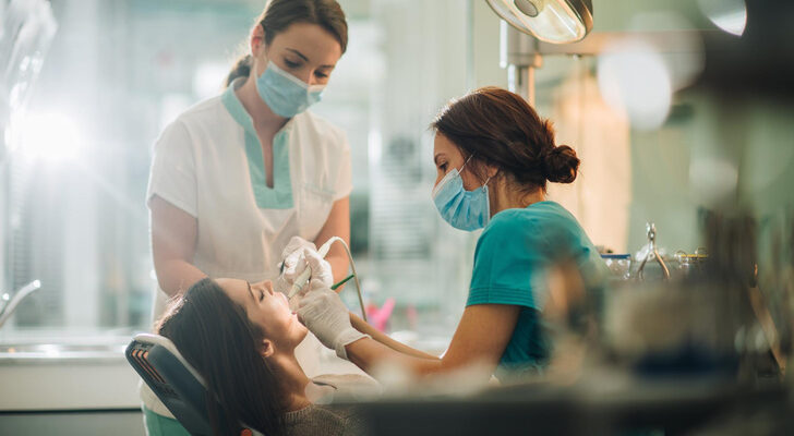 Как восстановить зуб, если у вас нет денег на имплант: объясняет стоматолог