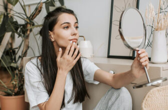 «Не только треугольник смерти»: врач Романова назвала причины, почему нельзя давить прыщи