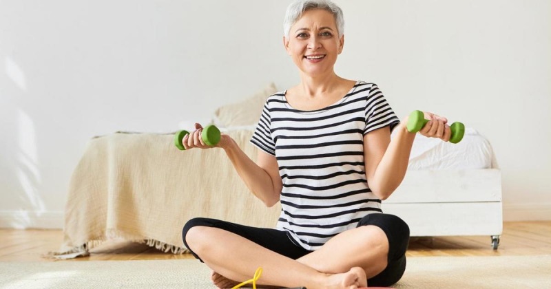 Поможет похудеть и забыть о болях в суставах: простые упражнения для людей после 50