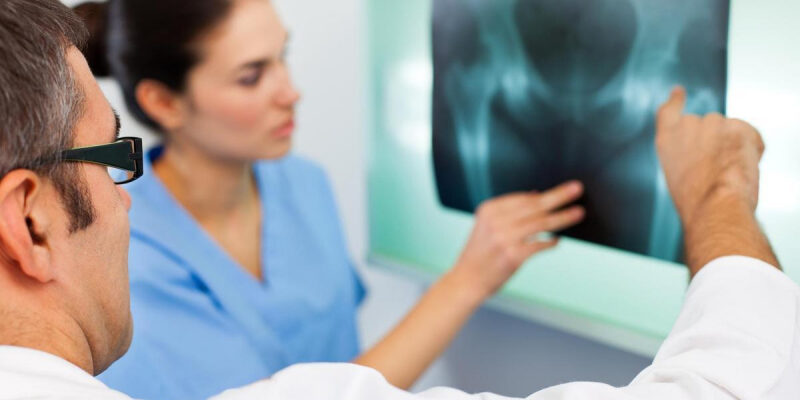 Травматолог Кучеев рассказал, в каких случаях врач может не увидеть перелом на рентгене