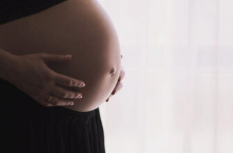 В Петербурге спасают новорожденных двойняшек, многодетная мать рожала их дома