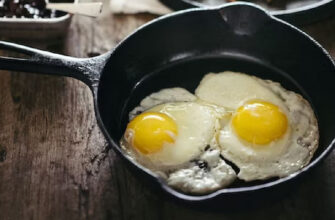 Врач Гинзбург рассказал, что полезнее есть на завтрак: яичницу или омлет