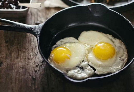 Врач Гинзбург рассказал, что полезнее есть на завтрак: яичницу или омлет