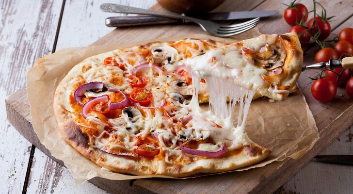 Можно даже худеющим: 4 способа сделать пиццу полезной назвала диетолог Гончар