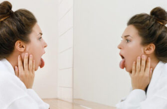 «Нанесите небольшую щепотку»: 5 народных способов очистить язык от налета и бактерий