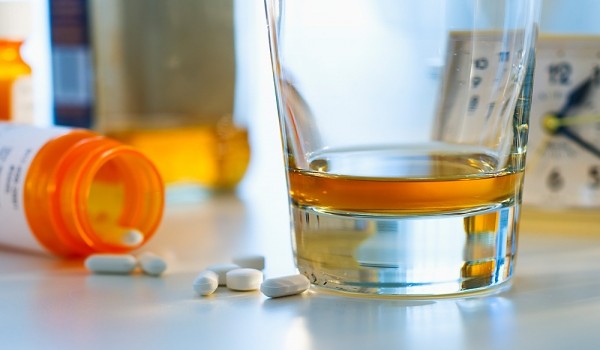 Проблемы с сердцем и даже смерть: какие препараты нельзя употреблять вместе с алкоголем