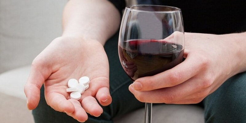Нарушения работы сердца и даже летальный исход: какие лекарства нельзя сочетать с алкоголем