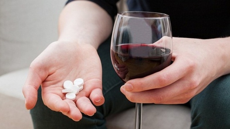 Проблемы с сердцем и даже смерть: какие препараты нельзя употреблять вместе с алкоголем