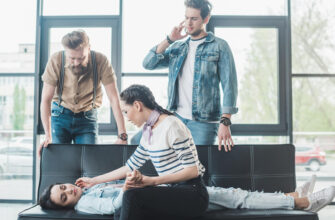 Везут на скорых в промышленных масштабах — невролог об «эпидемии обмороков» в Петербурге