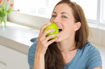 «Не бойся, это же белок»: врач Кутушов объяснил, что будет, если съесть фрукт с червяком