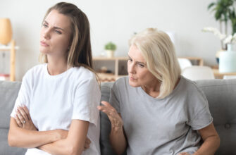 «Не подпускаю свекровь к внуку, если она покурила». Права ли мама? Отвечает врач