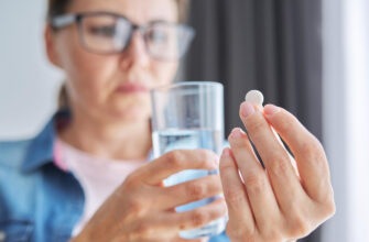 Риск ожога пищевода: названы лекарства, которые ни в коем случае нельзя пить лежа