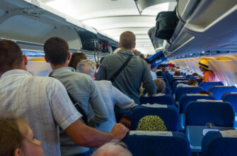 Врач из Екатеринбурга спасла женщину на борту самолета — у нее начался отек легких