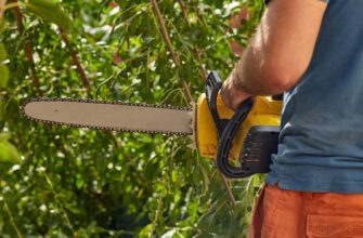 Как в фильмах ужасов: 77-летний дачник случайно отрезал себе ногу электропилой