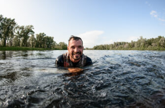 Жуткие волдыри и высокая температура: в России массово заражаются «зудом купальщика»