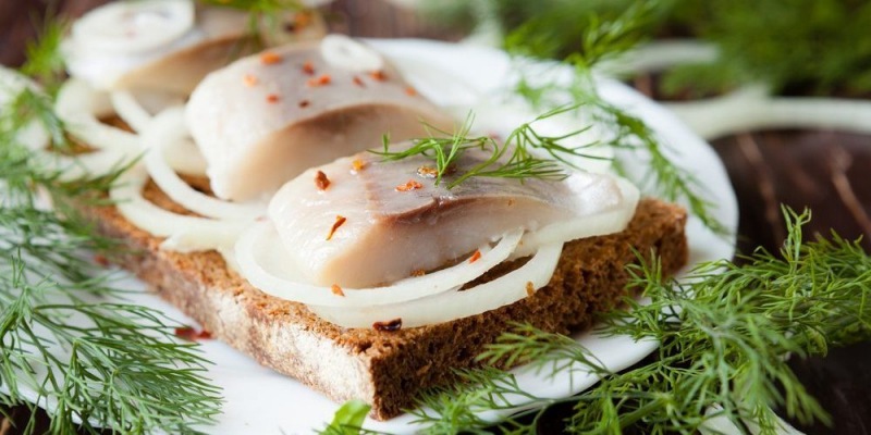 8 быстрых и вкусных способов приготовить маринованную селедку