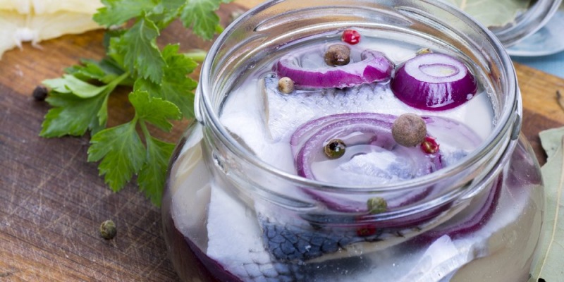 8 быстрых и вкусных способов приготовить маринованную селедку