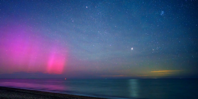 Астрономический фотограф запечатлел редкую встречу Юпитера и Марса в ночном небе