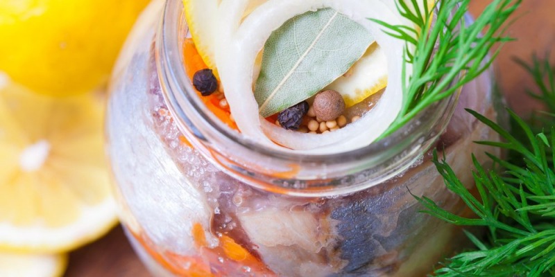 8 быстрых и вкусных способов приготовить маринованную селедку