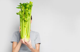 Поплатитесь своей кожей: говорящие фото о том, почему нельзя есть сельдерей летом
