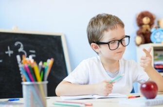 Зрение и школьники: почему врачи-офтальмологи рекомендуют сажать детей за последнюю парту