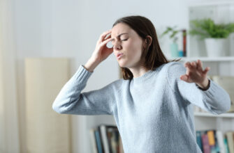 Невролог Щелухин показал упражнение, которое помогает избавиться от головокружений