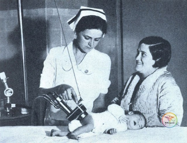 Аппарат для брендирования новорожденного (США, 1938 г.). Ультрафиолет светит скво...