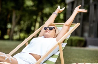 10 важных правил ухода за кожей на солнце для людей старше 60 лет