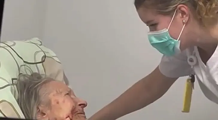 «Страшно? Не бойся»: медсестра прославилась в соцсетях, когда успокаивала пациентку песнями